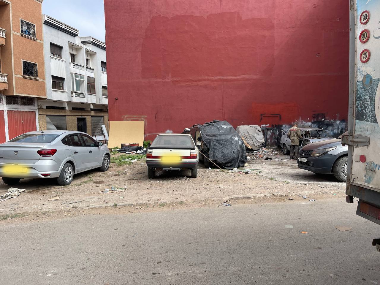 ٱليات وسيارات مهملة مهجورة مصدر قلق سكّان تجزئة جميلة بحيّ السلام بمدينة الجديدة