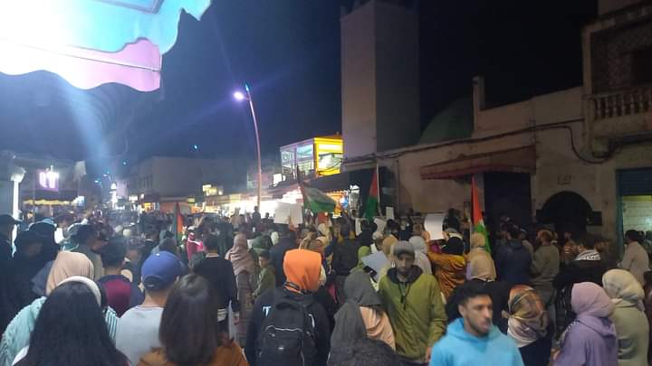 مدينة أزمور تخرج في مسيرة ليلية حاشدة تضامنا مع الناشط مصطفى داكار